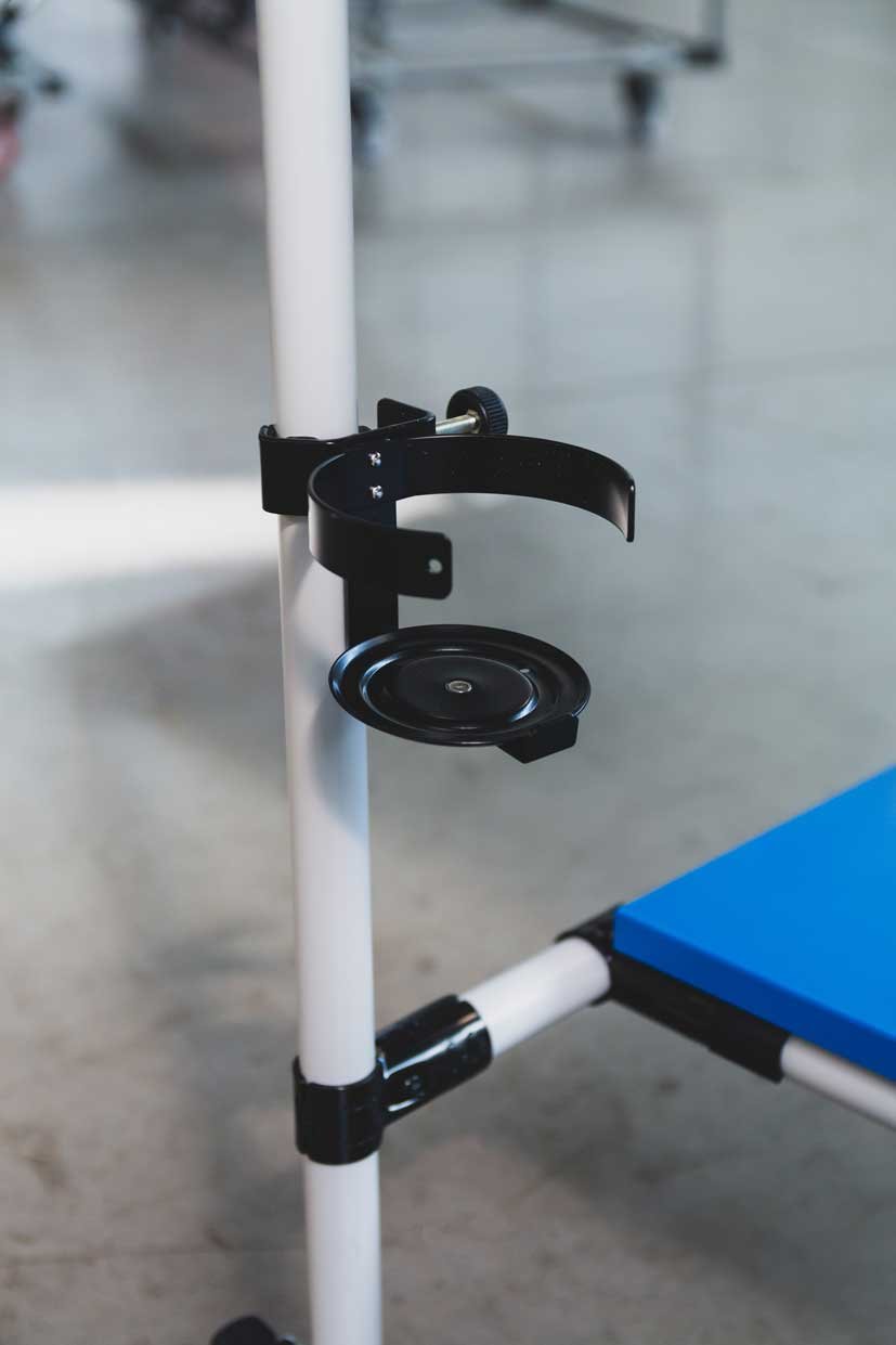 Flexibilní držák nápojů pro pracovní stoly a montážní linky