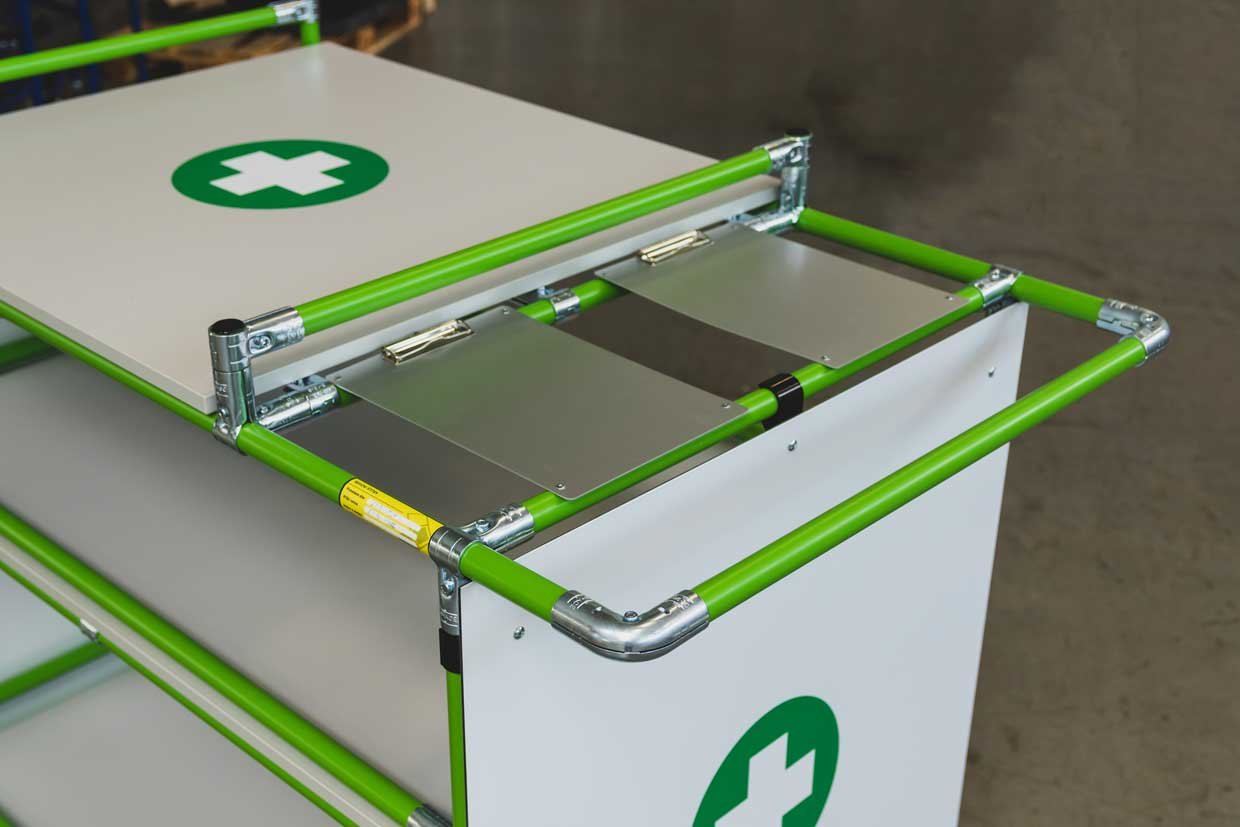 Materialwagen aus grün beschichtetem Stahlrohr mit verzinkten Verbindern