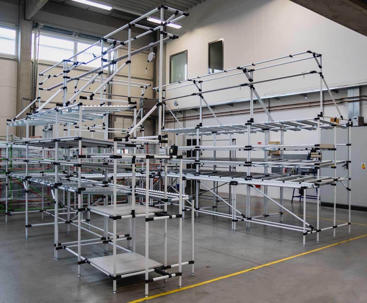 BeeWaTec U-cell made of pipe racking system with integrated material supply system