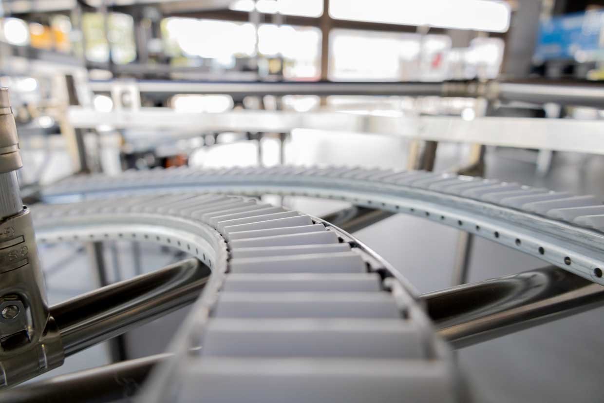 Curved roller tracks for conveyor lines as corner and curve solution