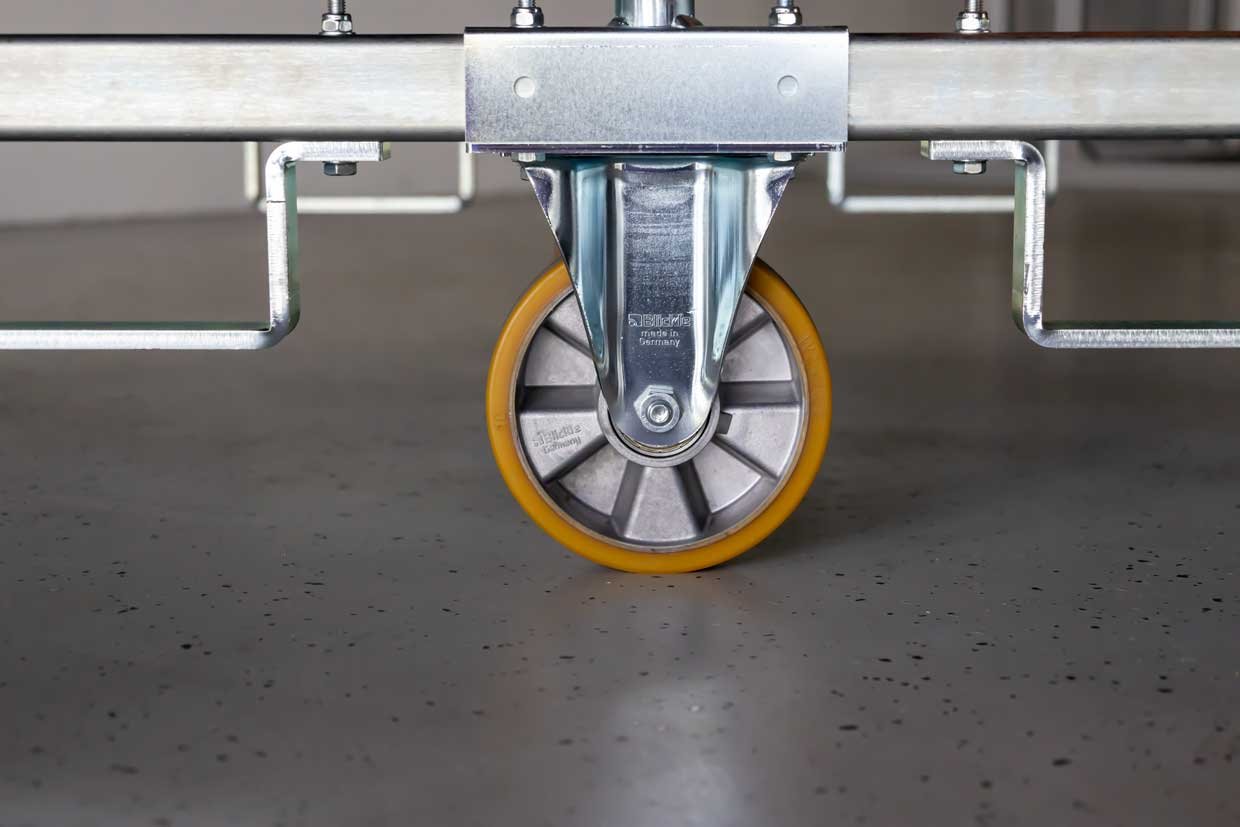 Wheel for heavy duty trolley with steel square pipes (45x45 mm).