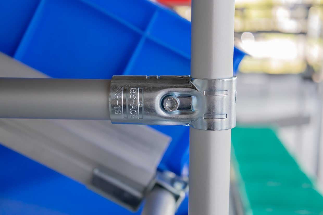 Țevi rotunde din aluminiu (28 mm) conectate prin elemente de îmbinare din oțel