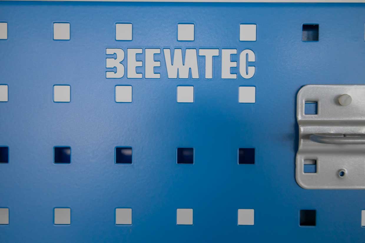 Děrovaná deska BeeWaTec v modré barvě s jednotným vzorem otvorů 