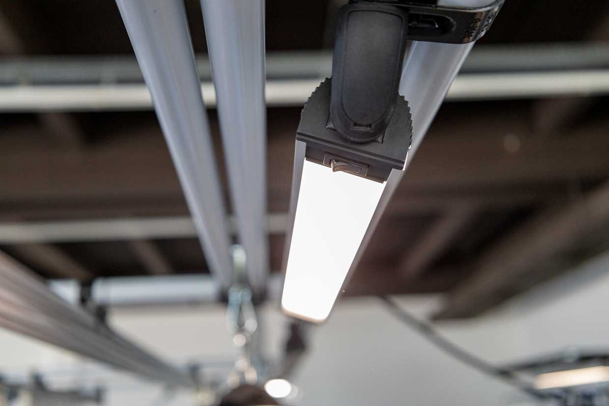 Drehbare BEEWATEC LED Arbeitsplatzleuchte mit Schalter, die an einem Rundrohr befestigt ist