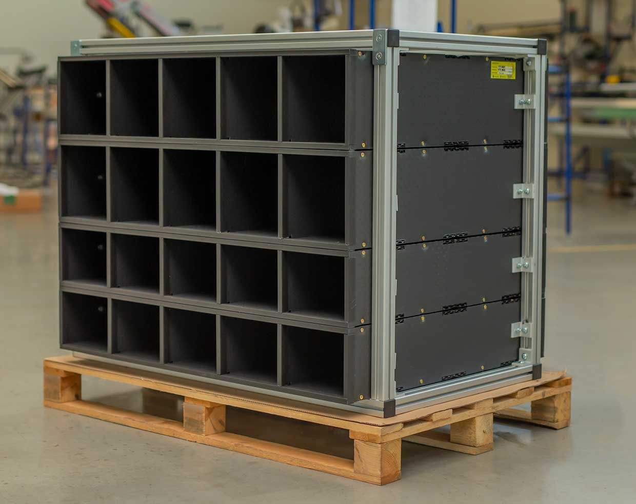 A shelf with a base frame made of aluminum square pipes, made to measure for a Euro pallet.