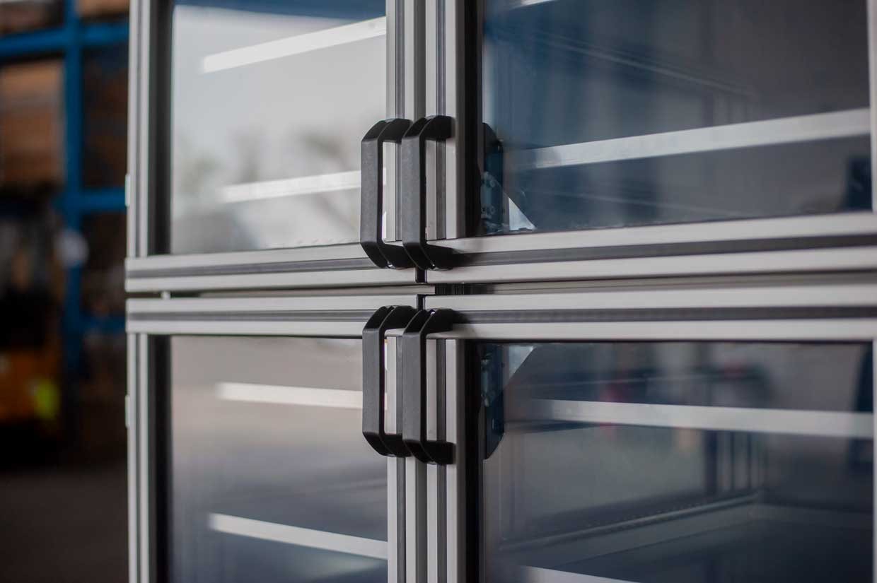 Dveře skříněk z hliníkových čtvercových profilů s průhledným sklem