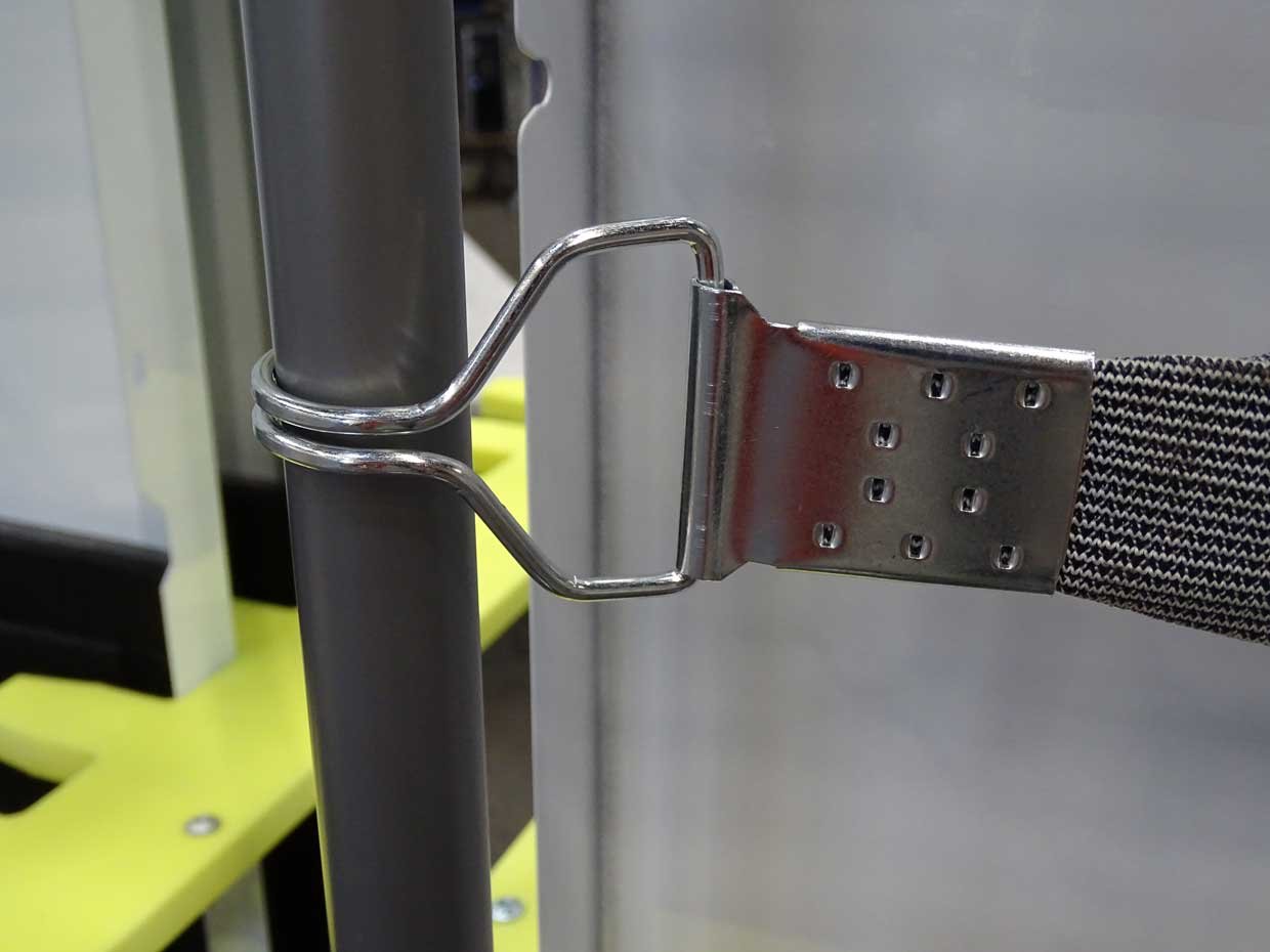 Transport belt with hooks for securing the goods during transport