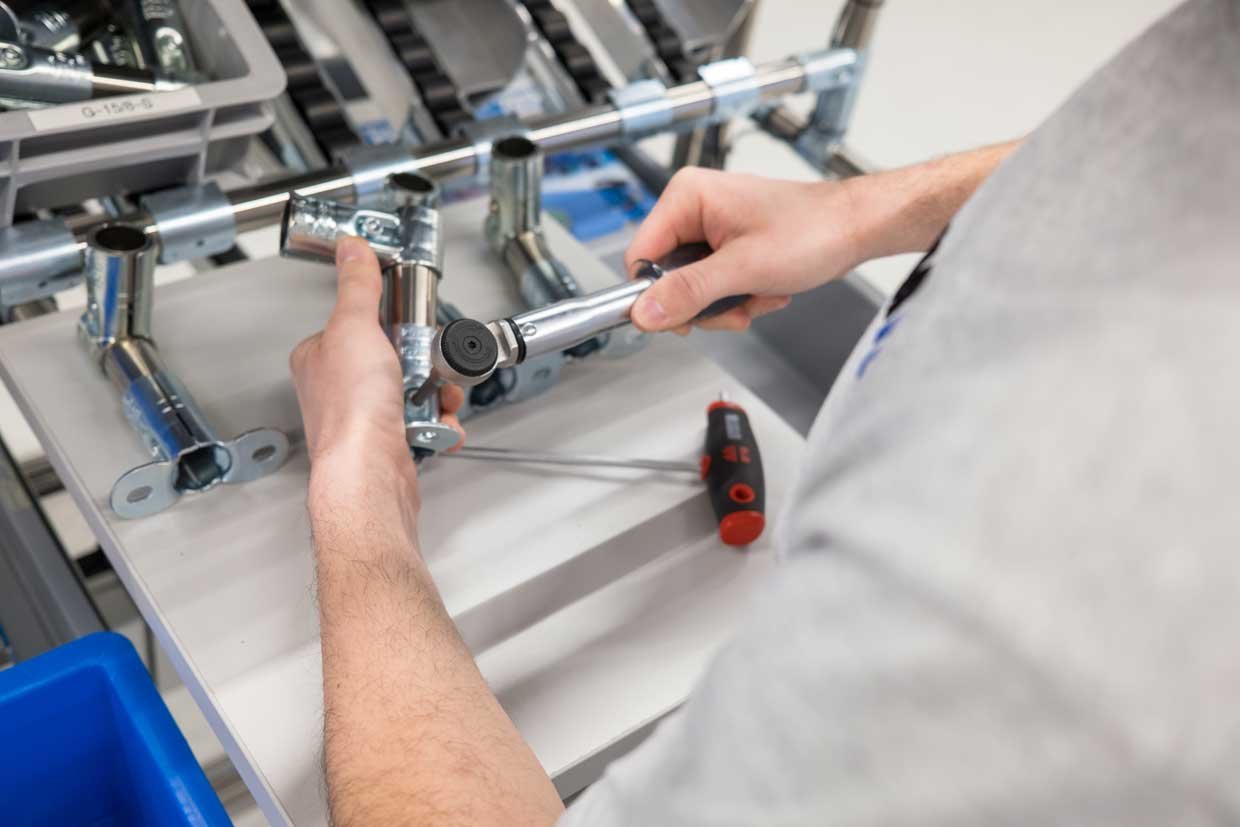 Worker assembles components from the BeeWaTec modular system