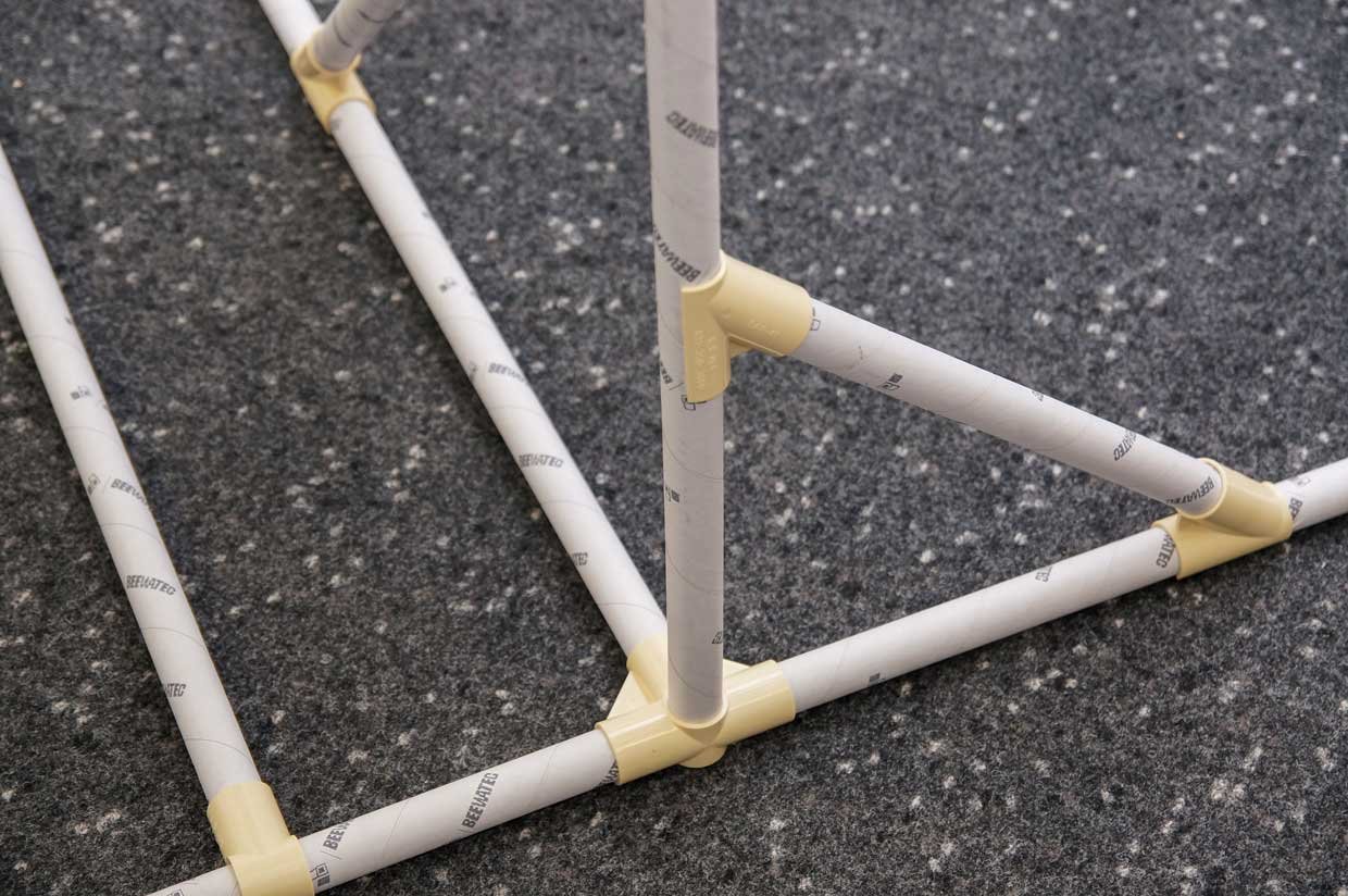 Winkelkonstruktion aus Papprohren und Kunststoffverbindern für Prototyping