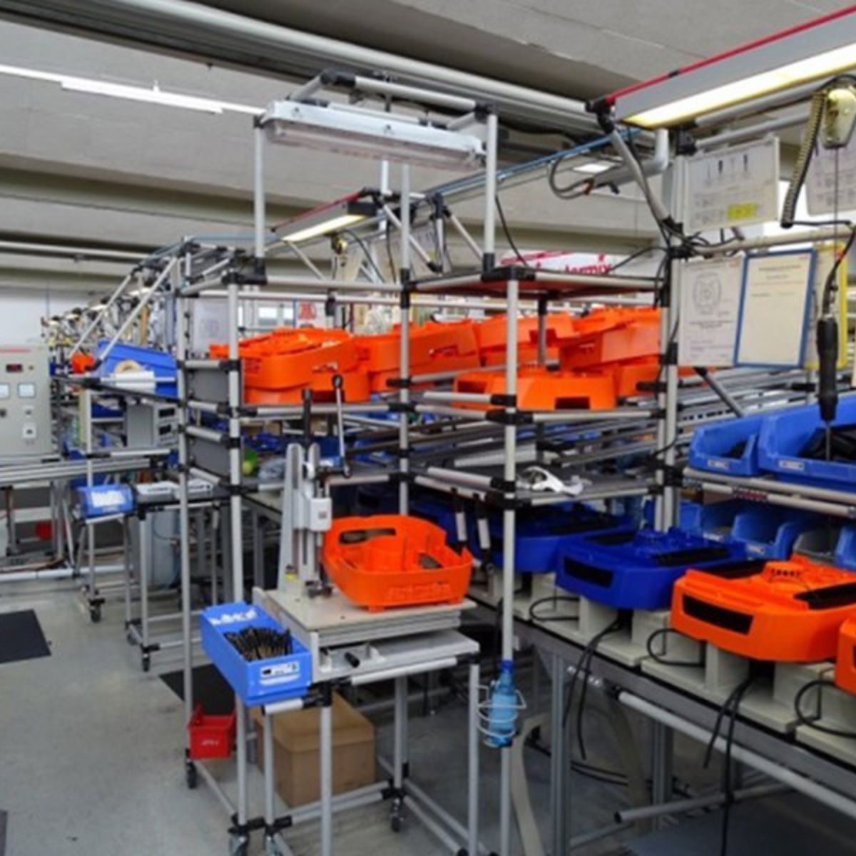 Nachher: Strukturierte Montageinsel mit Materialwegen