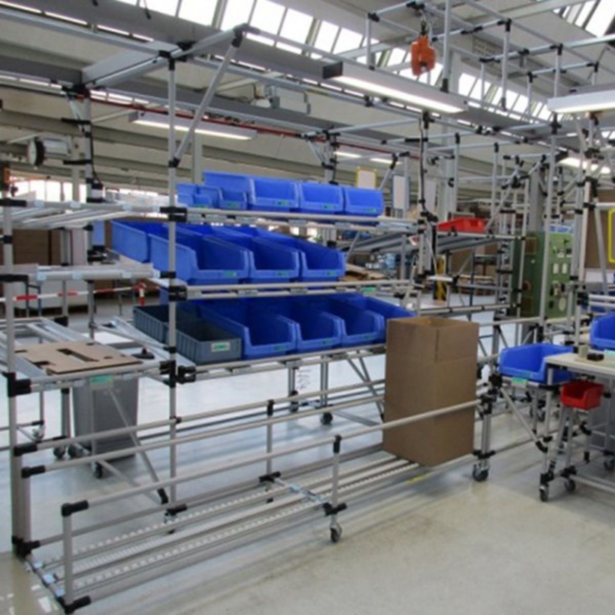 Nachher: Modularer Arbeitsplatz mit optimierter Materialbereitstellung