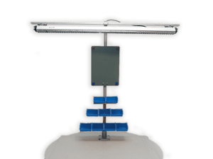 Ergonomický design s otevřenými odkládacími přihrádkami a osvětlením pracovního místa u stolu