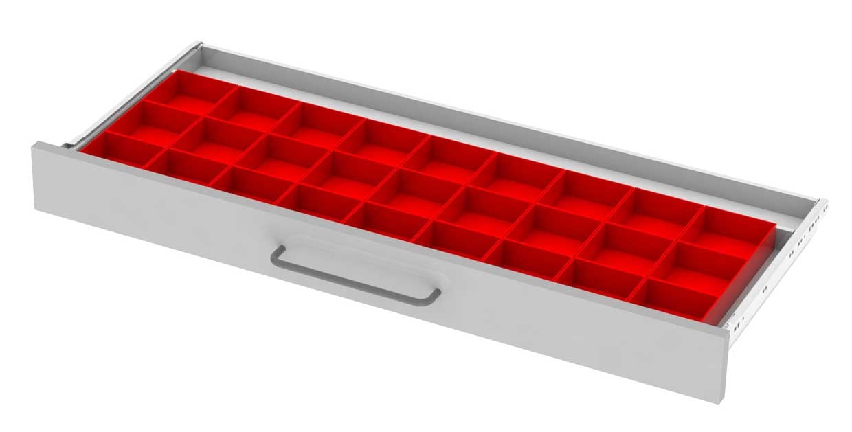 Zásuvka s červenou krabičkou na malé díly jako organizační vložka zásuvky