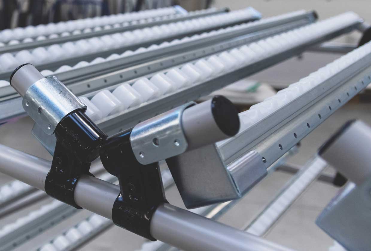 Schräg montierte Rollenbahnen für speziell geformte Ladungsträger