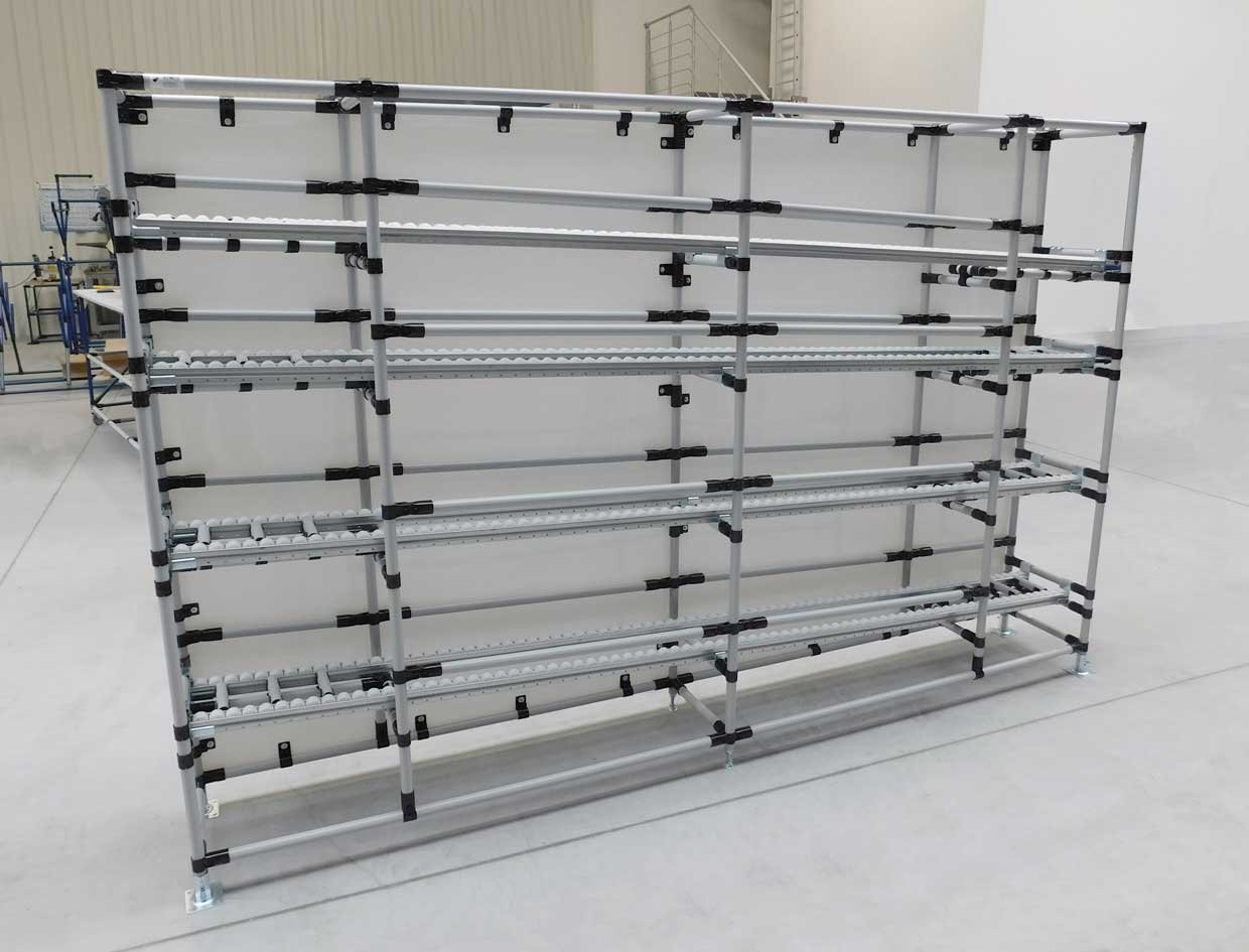 Flow rack with four levels and back wall