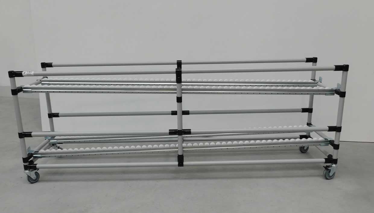 Flow rack with two tracks for material removal and material delivery