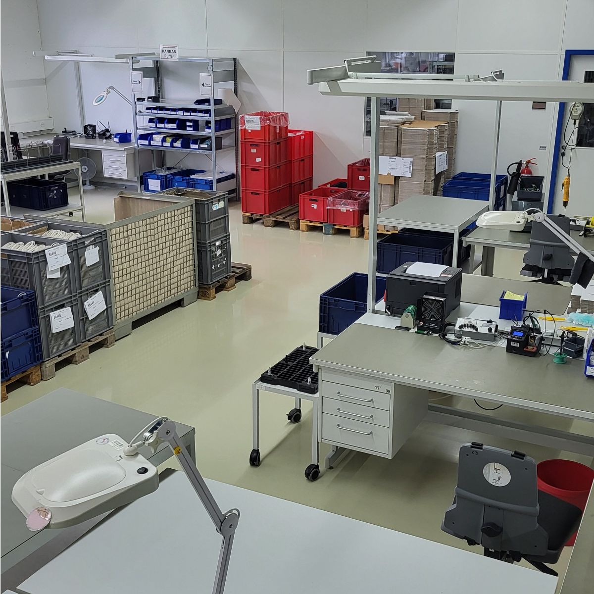 Înainte: Atelier de producție cu un post de lucru per angajat