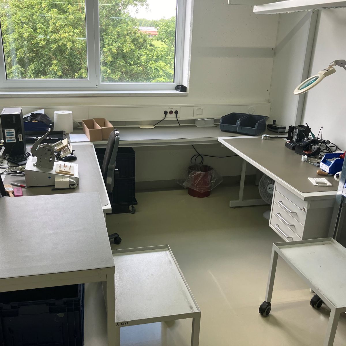 Înainte: Stație de lucru veche corespunzătoare producției din atelier