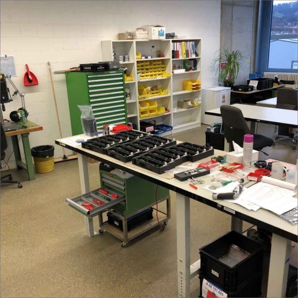 Vorher: Chaotische Werkbank mit losem Material