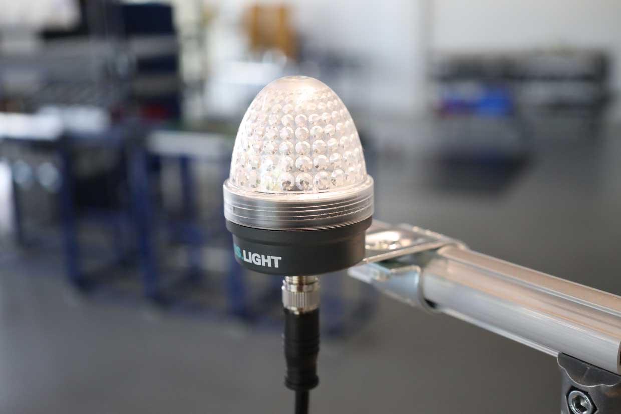 Intelligente Signalleuchte KIS-Light befestigt an Aluminium Profilrohr