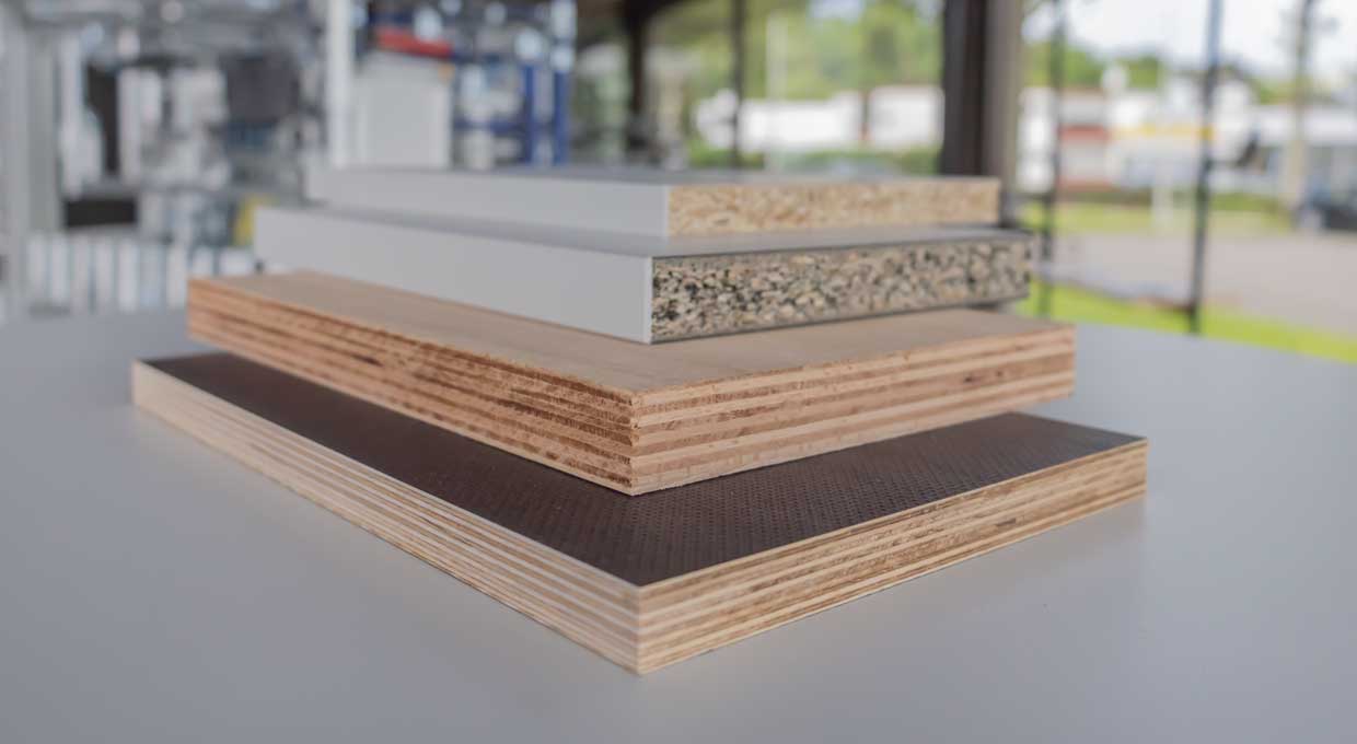 4 verschiedene Arten von Holzplatten für individuelles Design von Arbeitsplätzen, Regalen und weiterer Industrieeinrichtung